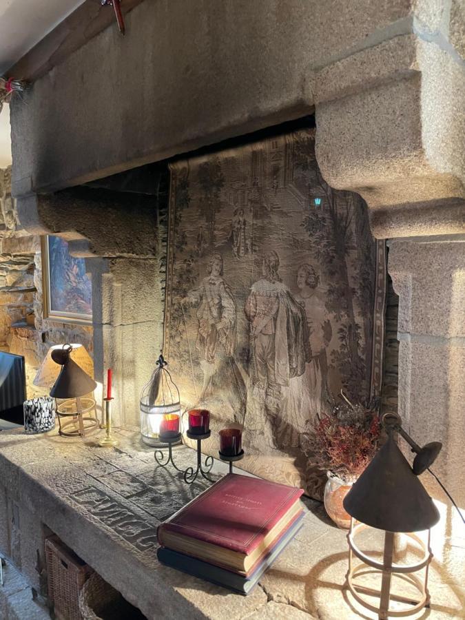 Appartement De 1634 Avec Balcon Au Sud Sur Jardin En Plein Coeur Historique Treguier Exterior photo