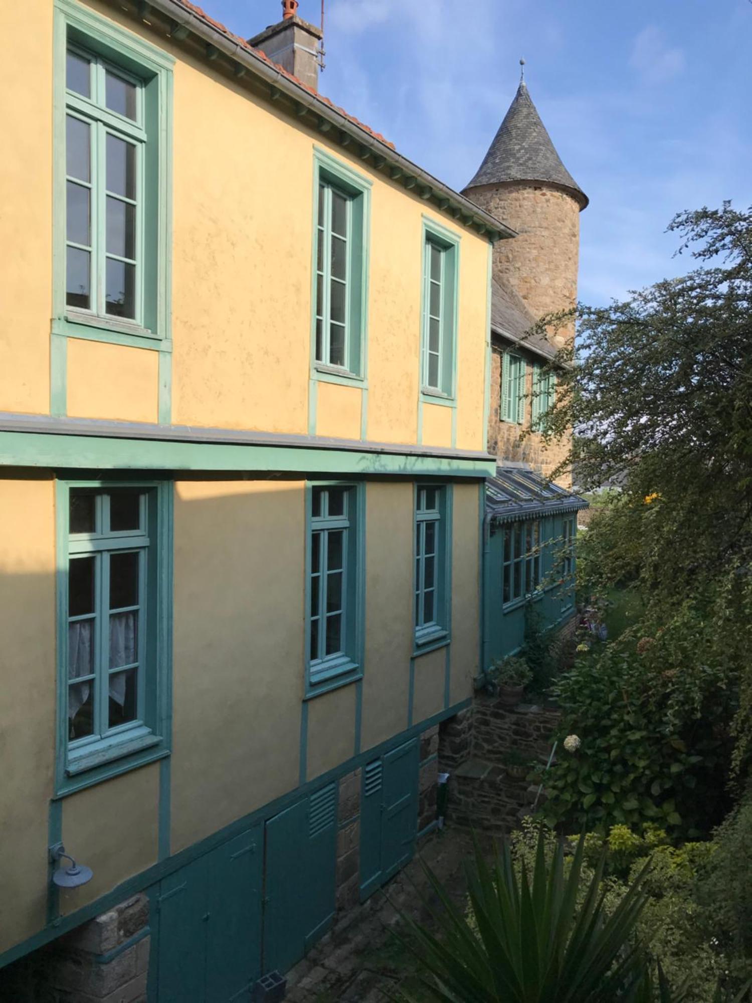Appartement De 1634 Avec Balcon Au Sud Sur Jardin En Plein Coeur Historique Treguier Exterior photo
