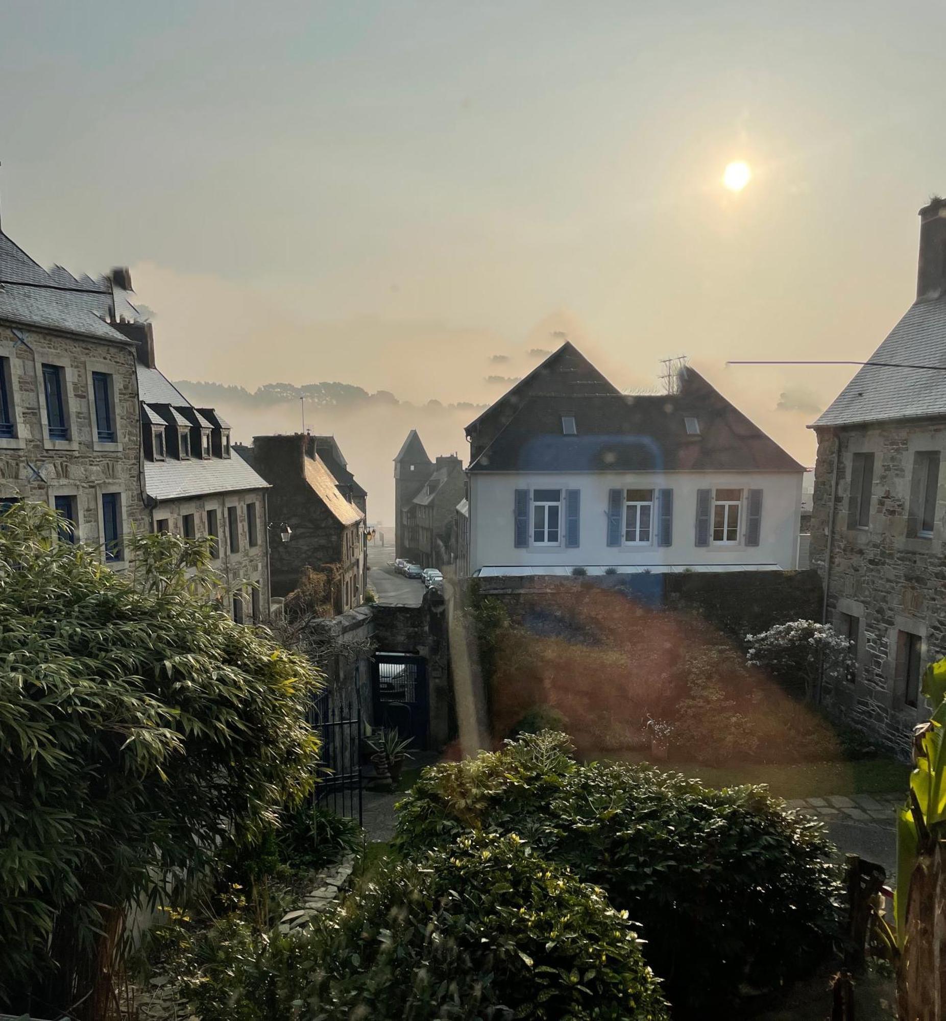 Appartement De 1634 Avec Balcon Au Sud Sur Jardin En Plein Coeur Historique Treguier Exterior photo